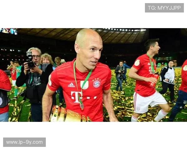 闫嵩重返赛场引关注 足球生涯再迎新篇章近期动态分析